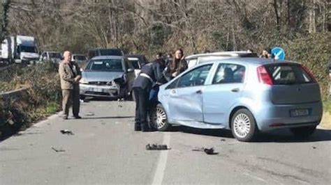 Velletri Incidente Sulla Via Dei Laghi Quattro Feriti Quattro Auto