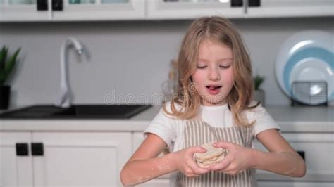 Niña Aprendiendo a Cocinar Adorable Niña Pequeña Con Masa En Las Manos