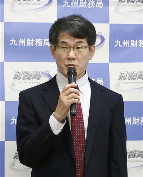 記者会見で抱負を述べる九州財務局長に就任した倉林健二氏＝10日午前、熊本市 「熊本は潜在能力高い」 倉林・新九州財務局長が評価 写真