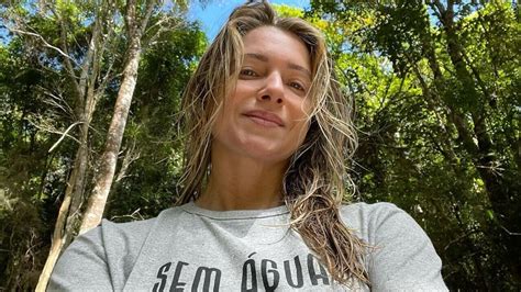 Leticia Spiller faz a temperatura subir ao aparecer só de lingerie