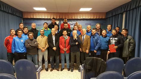 Ros entrega los diplomas a los nuevos entrenadores de fútbol base