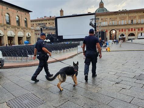 Bologna Uomo Armato Di Coltello Minaccia I Passanti In Piazza Maggiore