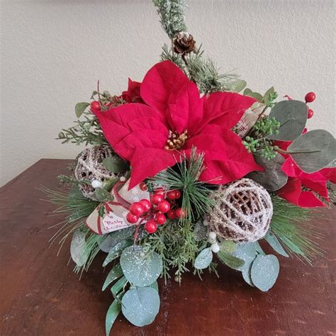 Red Poinsettia Centerpiece Round Rock Florist: Floral Fabulous - Flower ...