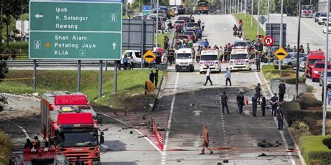 Pesawat Kecil Jatuh Dan Hantam Motor Serta Mobil Orang Meninggal Dunia