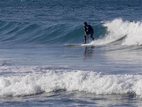 Perfect timing surfing Tonel with Surf Guide Algarve - Surf Guide Algarve