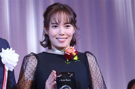 写真：【オートレース・選手表彰式】佐藤摩弥がドレス姿披露「優秀選手賞は初めてなので、うれしい」 東スポweb