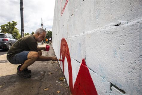 FOTOGALERÍA Elías Taño vuelve a pintar su mural sobre el caso Alsasua