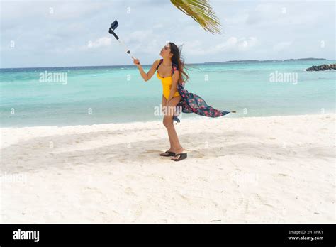 Ein Junges Indisches M Dchen Im Bikini Genie T Es An Einem Strand Auf Den Malediven