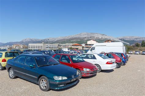 Slobodna Dalmacija Parking Na Dra Evcu Prepun Je Automobilskih