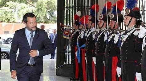 Salvini Ordina L Arma Esegue A Bari Altri 30 Carabinieri Aggiuntivi