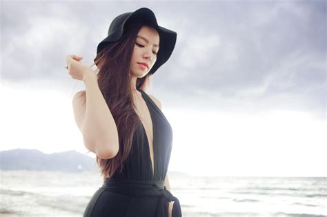 Hoa Kh I H Anh Khoe Eo Thon Cm V I Bikini G I C M Titanic N I M I Th C Chia S