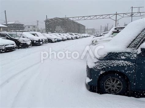 車に積もった雪 No 28332482｜写真素材なら「写真ac」無料（フリー）ダウンロードok