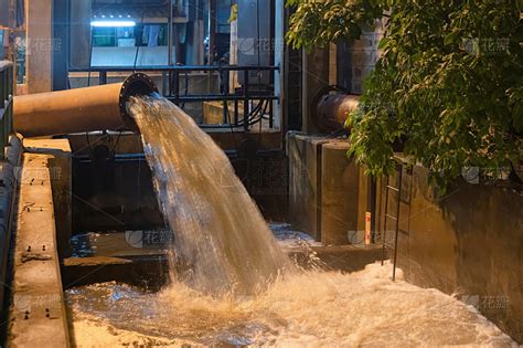 排水管污水或污水把废水从工厂排放到河里水在流动中的污染概念