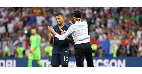 RUSSIE Quatre Pussy Riot en prison après leur intrusion pendant le Mondial