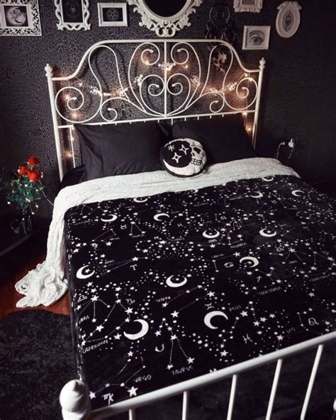 Best Witchy Apartment Bedroom Design To Try Asap29 Apartment Bedroom Design Halloween Bedroom