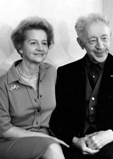 Plano Medio De Aniela Rubinstein Y Arthur Rubinstein Sentados Posando