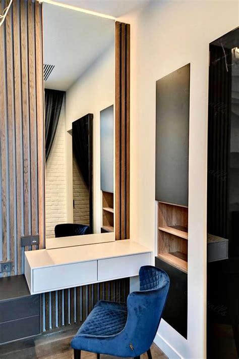 Большое зеркало с подсветкой в интерьере уютной спальне | Интерьер ...