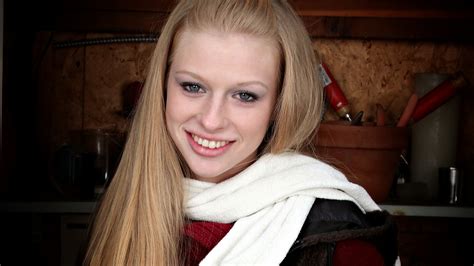 Avril Hall Blonde Wallpapers Hd Desktop And Mobile Backgrounds