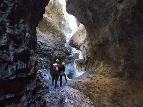 Barranquismo Seco En La Sierra Guara Aventuratrek Barranquismo