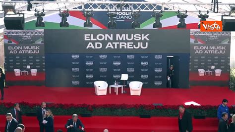 Elon Musk Sale Sul Palco Di Atreju Con In Braccio Il Figlio Natalit