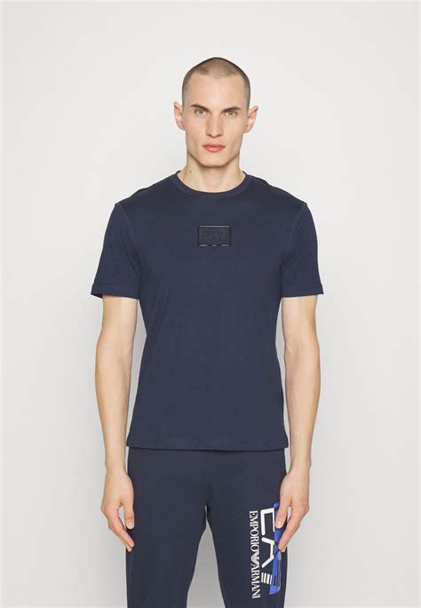 Ea7 Emporio Armani T Shirts Med Print Blu Navymørkeblå Zalandono