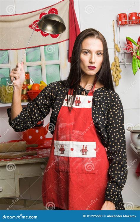 Cozinhando A Mulher Na Cozinha Imagem De Stock Imagem De Interior