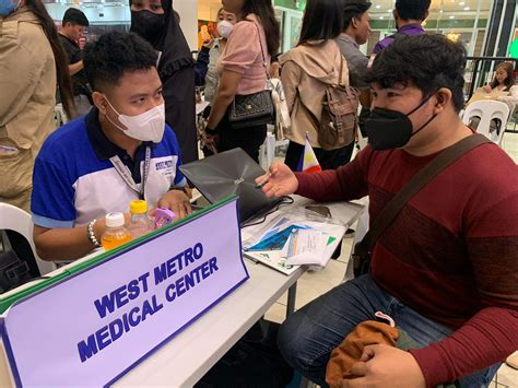 Job seekers flock to the UPS hiring warehouse for new roles 8