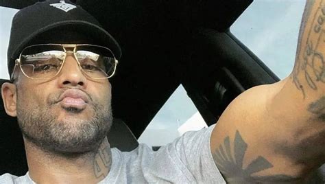 Booba balance un nouvel extrait inédit d Ultra depuis sa voiture Mouv