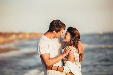 Casal Apaixonado Na Praia Jovem Bonito Namorada Na Praia Foto De