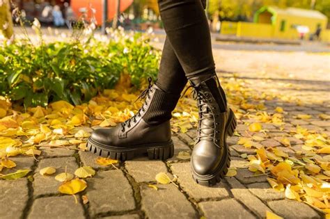 Una Mujer Con Botas Negras Con Cordones Negros Se Para En Un Camino De