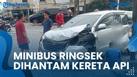 Minibus Ringsek Dihantam Kereta Api Saat Melintas Di Jalan Adinegoro