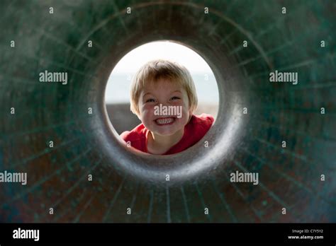 blonde behaarte junge mit einem großen Smiley Gesicht Stockfotografie Alamy