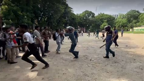 ঢাবিতে আন্দোলনকারীদের সঙ্গে ছাত্রলীগের সংঘর্ষ