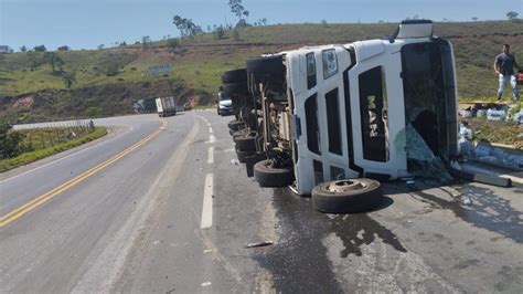 Carreta carregada água mineral tomba na BR 381 em João Monlevade