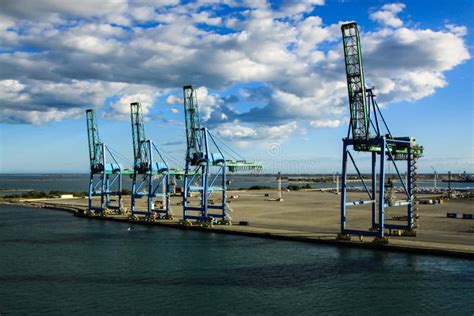 Containerterminal In Fos Sur Mer Frankrijk Redactionele Fotografie