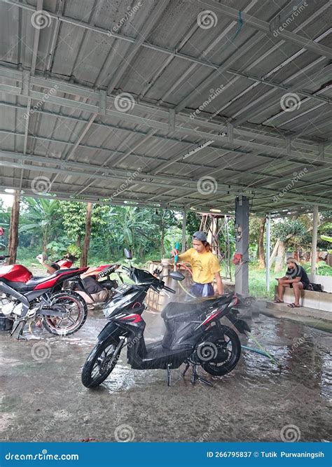 Photo Editorial, 04 Januari 2023, Motorcycle Steam Wash at Indonesia