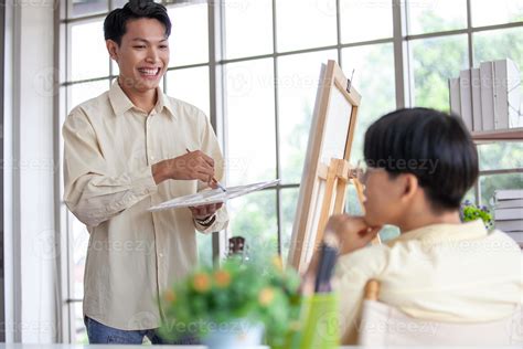 Asain Casal Gay Desenha E Pinta Juntos Na Sala De Sua Casa Conceito Lgbtq 10279964 Foto De