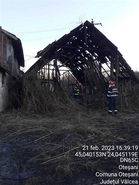 FOTO Incendiu violent de vegetație uscată în Vâlcea Flăcările s au