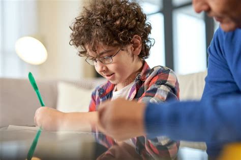 Curioso Garoto Da Escola Latina Olhando Para Escrita Concentrada No Jornal Enquanto Fazia Seu