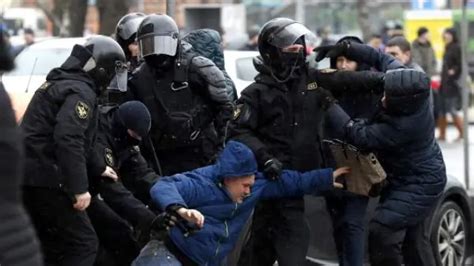 Cientos de detenidos durante una manifestación contra la ley de la