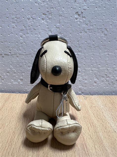 Coach X Peanuts 限量聯名款史努比snoopy皮革吊飾鑰匙圈 米白 Yahoo奇摩拍賣