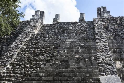 La Escalera Resistida De Las Ruinas Mayas Antiguas Del Edificio Del MA