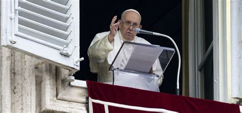 Papa Francesco Serve Farci Da Parte Al Momento Giusto Educa Chi