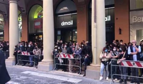 I Soliti Idioti A Bologna Ressa In Centro E Tuffi Nella Fontana Del