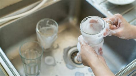 Is It Safe To Use A Magic Eraser On Glassware?