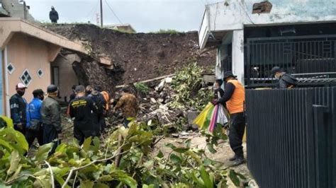 Banjir Bandang Dan Longsor Kepung Gununghalu KBB 14 Rumah Terendam