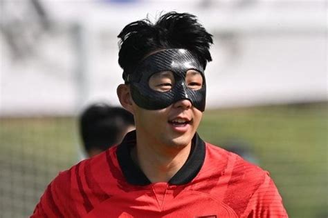 Suporter Korea Selatan Kenakan Topeng Dukung Kapten Son Heung Min Apa