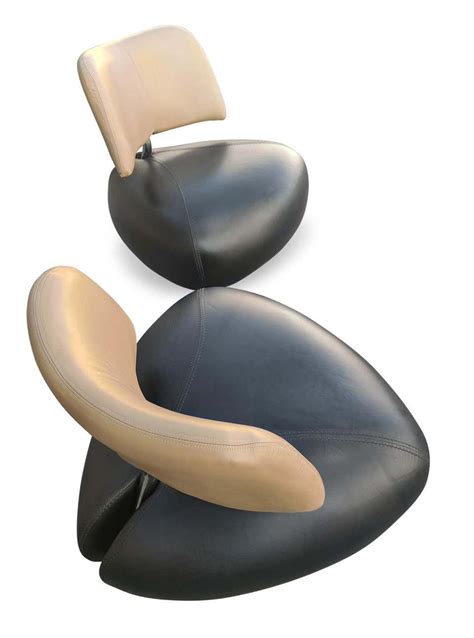 For Sale On Stdibs Paire De Fauteuils Club En Cuir Pallone Le