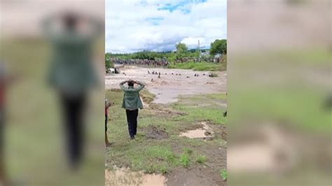 Vídeo flagra momento em que rio arrasta caminhão cheio de pessoas no