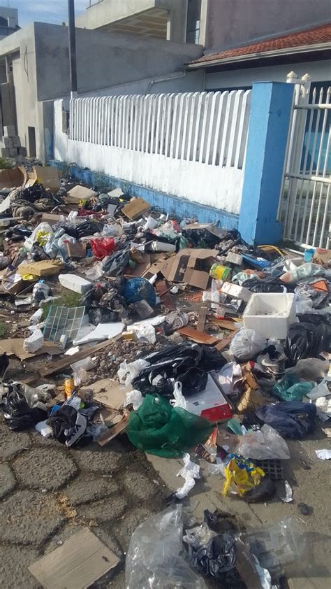 Prefeitura de Matinhos mostra flagrantes de lixo jogados nas calçadas